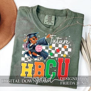 Könnte beinhalten: Grünes T-Shirt mit einer Grafik einer schwarzen Absolventin in Hut und Robe, mit den Worten "Future HBCU Grad". Das Design beinhaltet ein Schachbrettmuster und Sterne. Der Text "DIGITAL DOWNLOAD" und "DESIGNED BY FRIEDA JUNG" sind ebenfalls sichtbar.