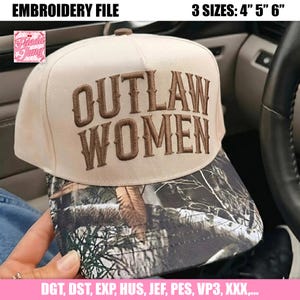 Könnte beinhalten: Eine beige Baseballkappe mit Camouflage-Schirm und dem gestickten braunen Schriftzug OUTLAW WOMEN auf der Vorderseite. Das Bild enthält Text, der darauf hinweist, dass eine Stickdatei in 3 Größen: 4, 5 und 6 Zoll sowie Dateiformate verfügbar ist.