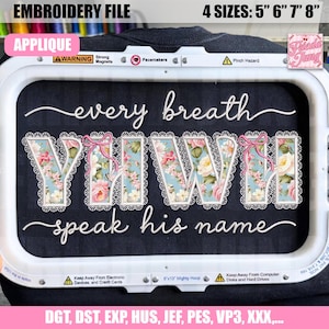 Op de afbeelding: Een borduurbestand met de tekst "every breath YHWH speak his name". De letters YHWH zijn gevuld met een bloemenpatroon en omlijst met een kanten ontwerp. Beschikbaar in 4 maten: 12,7 cm, 15,2 cm, 17,8 cm en 20,3 cm.