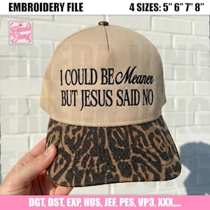 Könnte beinhalten: Beige Baseball Cap mit Leopardenmuster-Schirm. Auf der Kappe ist der schwarze Schriftzug "I COULD BE Meaner BUT JESUS SAID NO" gestickt. Das Bild enthält auch den Text "EMBROIDERY FILE" und "4 SIZES: 5" 6" 7" 8"".