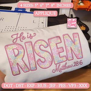 Könnte beinhalten: Weißes Applikationsdesign mit den Worten "He is RISEN" in rosa Schrift und blumengefüllten Buchstaben. Der Text "Matthew 28:6" steht darunter. Das Design ist in 4 Größen erhältlich: 12,7 cm, 15,2 cm, 17,8 cm und 20,3 cm.
