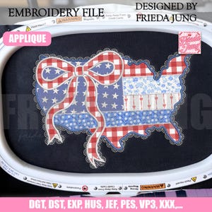Könnte beinhalten: Eine Applikations-Stickdatei mit einem patriotischen Design der Karte der Vereinigten Staaten in Rot, Weiß und Blau. Das Design umfasst eine Vichy-Schleife und florale Muster, mit dem Text "EMBROIDERY FILE" und "DESIGNED BY FRIEDA JUNG".