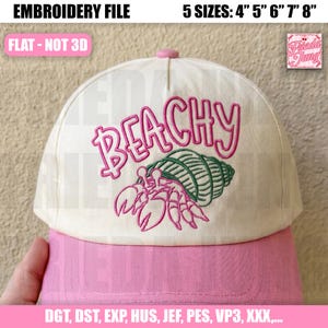 Könnte beinhalten: Baseballkappe mit cremefarbener Krone und pinkfarbenem Schirm. Das Wort "BEACHY" ist in Pink gestickt, zusammen mit einem grün-pinkfarbenen Einsiedlerkrebs-Design. Die Kappe ist in 5 Größen erhältlich: 10 cm, 13 cm, 15 cm, 18 cm und 20 cm.