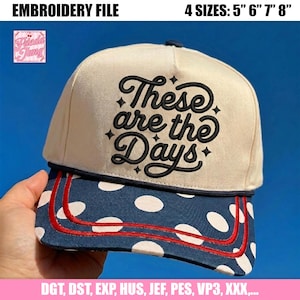 Könnte beinhalten: Beige Baseball Cap mit dem Schriftzug "These are the Days" in schwarzer Schrift. Der Schirm hat ein marineblaues und weißes Polka-Dot-Muster mit roter Umrandung. Erhältlich in 4 Größen: 12.7cm, 15.2cm, 17.8cm und 20.3cm.