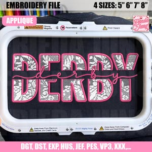 Könnte beinhalten: Stickdatei mit dem Wort "DERBY" in rosa und weißem Spitzendesign, mit dem Text "EMBROIDERY FILE" und "4 SIZES: 5" 6" 7" 8"" oben. Das Wort "APPLIQUE" befindet sich in einem rosa Feld. Die Datei befindet sich in einem Rahmen.