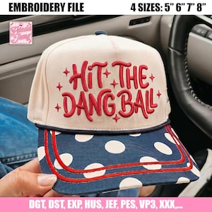 Può includere: Cappellino da baseball beige e blu navy con la scritta "HIT THE DANG BALL" ricamata in rosso. Il cappellino ha una visiera blu navy a pois bianchi e rifiniture rosse. Disponibile in 4 taglie: 12,7 cm, 15,2 cm, 17,8 cm e 20,3 cm.