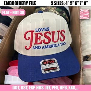 Könnte beinhalten: Eine cremefarbene und blaue Baseballkappe mit dem gestickten Text "LOVES JESUS AND AMERICA TOO" in Rot. Die Kappe hat einen blauen Schirm und einen blauen Knopf. Das Bild enthält auch den Text "EMBROIDERY FILE" und "5 SIZES: 4" 5" 6" 7" 8""