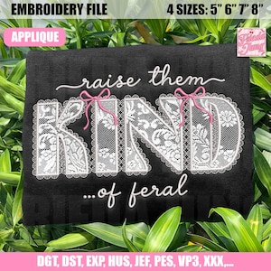 Könnte beinhalten: Schwarze Stickdatei mit dem Schriftzug "raise them KIND ...of feral" in weißer Schrift. Das Wort KIND ist in einem weißen Spitzendesign mit rosa Schleifen gehalten. Erhältlich in 4 Größen: 12,7 cm, 15,2 cm, 17,8 cm und 20,3 cm.