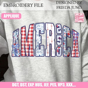 Può includere: Una felpa grigio chiaro con la scritta "AMERICA" in un carattere decorativo. Le lettere sono riempite con quadretti rossi e bianchi, motivi floreali blu e strisce bianche. Il design include fiocchi blu. È visibile anche il testo "EMBROIDERY FILE" e "APPLIQUE".