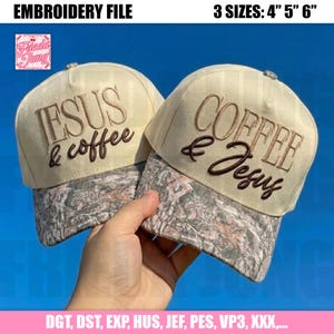 Könnte beinhalten: Zwei beige Baseballkappen mit gesticktem Text. Auf einer steht "JESUS & coffee" und auf der anderen "COFFEE & Jesus". Der Schirm hat ein Camouflagemuster. Das Bild enthält auch den Text "EMBROIDERY FILE" und "3 GRÖSSEN: 10cm 13cm 15cm".