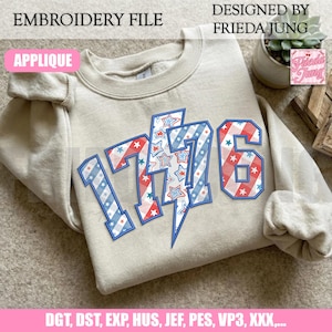 Könnte beinhalten: Beiges Sweatshirt mit der gestickten Zahl "1776" in Rot, Weiß und Blau. Das Design beinhaltet Sterne und Streifen, mit einem Blitz in der Mitte. Der Text "EMBROIDERY FILE" und "APPLIQUE" sind sichtbar.