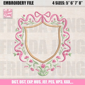 Könnte beinhalten: Ein Stickdateidesign mit einer Schildform, einem rosa Band und einem floralen Rand. Das Design enthält den Text "EMBROIDERY FILE" und "4 GRÖSSEN: 5" 6" 7" 8"". Das Design ist in Rosa, Grün und Beige gehalten. Die Größen sind 12,7 cm, 15,2 cm, 17,8 cm und 20,3 cm.