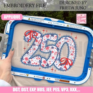 Peut inclure: Fichier de broderie avec le texte "EMBROIDERY FILE" et "DESIGNED BY FRIEDA JUNG". Le motif présente le chiffre "250" avec un motif floral, des nœuds rouges et une bordure en dentelle bleue. Le motif est maintenu dans un cercle à broder bleu.