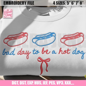 Pu&ograve; includere: Felpa bianca con ricami di hot dog rossi e blu e la frase "bad day to be a hot dog". Include un disegno a fiocco rosso. Il file di ricamo &egrave; disponibile in 4 misure: 12,7 cm, 15,2 cm, 17,8 cm e 20,3 cm.