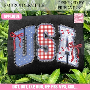 Könnte beinhalten: Schwarzer Hintergrund mit dem Wort "USA" in einem Patchwork-Design. Das "U" ist blau mit weißen Sternen, das "S" ist rot und weiß kariert und das "A" ist weiß mit roten floralen Akzenten. Jeder Buchstabe hat eine rote Schleife.