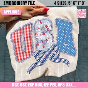 Könnte beinhalten: Applikationsdesign mit den Buchstaben "USA" in rot-weißem Vichy-Karo, floralen und blau gepunkteten Mustern, mit einer sternenbesetzten Schleife. Das Design ist in vier Größen erhältlich: 12,7 cm, 15,2 cm, 17,8 cm und 20,3 cm. Der Text "Stickdatei" und "Applikation" ist ebenfalls enthalten.