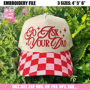 Könnte beinhalten: Eine cremefarbene Baseballkappe mit roter Stickerei, die Go Ask Your Dad mit kleinen Sternakzenten zeigt. Der Schirm hat ein rot-rosa Karomuster. Das Bild enthält den Text Embroidery File sowie 3 Sizes: 4" 5" 6".