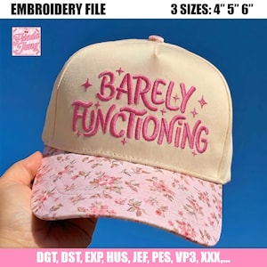 Könnte beinhalten: Cremefarbene Baseballkappe mit dem gestickten Text "BARELY FUNCTIONING" in Rosa. Der Schirm hat ein rosa Blumenmuster. Das Bild enthält auch den Text "EMBROIDERY FILE" und "3 SIZES: 4", 5", 6".
