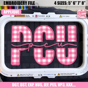 Könnte beinhalten: Stickdatei mit dem Wort "PCU" in einem rosa-weißen Vichy-Muster. Das Design ist mit "APPLIQUE" gekennzeichnet und in 4 Größen erhältlich: 12,7 cm, 15,2 cm, 17,8 cm und 20,3 cm.