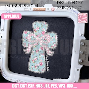 Könnte beinhalten: Stickdatei mit einem Kreuzdesign mit einem Blumenmuster in Blau, Rosa und Weiß und einer rosa Vichy-Schleife. Der Text "God Never Fails" ist enthalten. Das Design ist mit "APPLIQUE" und "EMBROIDERY FILE" gekennzeichnet.