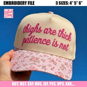 Könnte beinhalten: Eine cremefarbene Baseballkappe mit einem rosafarbenen, geblümten Schirm. Auf der Vorderseite befindet sich der gestickte rosa Schriftzug "thighs are thick patience is not". Oben steht "EMBROIDERY FILE" und "3 SIZES: 4" 5" 6"" mit Dateiformaten.