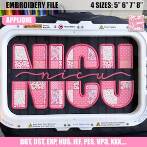 Könnte beinhalten: Eine Stickdatei mit dem Wort "NICU" in rosa Patchwork-Buchstaben. Das Design enthält den Text "EMBROIDERY FILE" und "4 GRÖSSEN: 12.7cm 15.2cm 17.8cm 20.3cm" oben. Das Wort "APPLIQUE" ist ebenfalls vorhanden. Das Design befindet sich auf schwarzem Hintergrund.