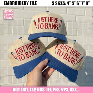 Könnte beinhalten: Drei Baseballkappen mit cremefarbenem Oberteil und blauem Schirm. Die Kappen haben den gestickten Text "JUST HERE TO BANG" in Rot, zusammen mit Feuerwerksdesigns. Das Bild enthält auch den Text "EMBROIDERY FILE" und "5 SIZES: 4" 5" 6" 7" 8"".