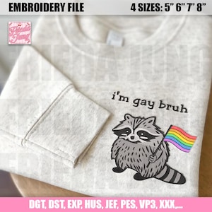 Könnte beinhalten: Ein hellgraues Sweatshirt mit dem Text "i'm gay bruh" und einem Cartoon-Waschbären, der eine Regenbogenflagge hält. Die Stickdatei ist in 4 Größen erhältlich: 12,7 cm, 15,2 cm, 17,8 cm und 20,3 cm.