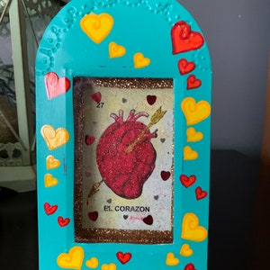 Vintage mexikanische glitzernde Shadow Box 27 El Corazon Herz Loteria Karte, mexikanische Bingo 27 Lotteriekarte, Dieses Stück ist fabelhaft, blaugrün mit Herzen
