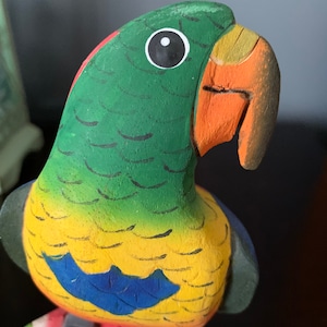 Prachtige handgemaakte Balsa Hout Regenboog gekleurde papegaai, gesigneerd op de bodem Costa Rica, Briljante kleuren, Handgeschilderd, zittend op watermeloen