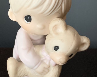 Vintage Precious Moments-beeldje, Jesus Loves Me, jongen met teddybeer