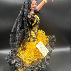 Splendida ballerina di flamenco spagnola vintage Marin Chiclana, anni '70, realizzata in Spagna, splendido abito da flamenco giallo con pizzo nero, da collezione