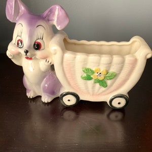 ヴィンテージのゴージャスなプランター、愛らしい紫色のネズミ、この子は愛らしい、カートを引いている、この作品が大好き!! キッチュ、キッチュ