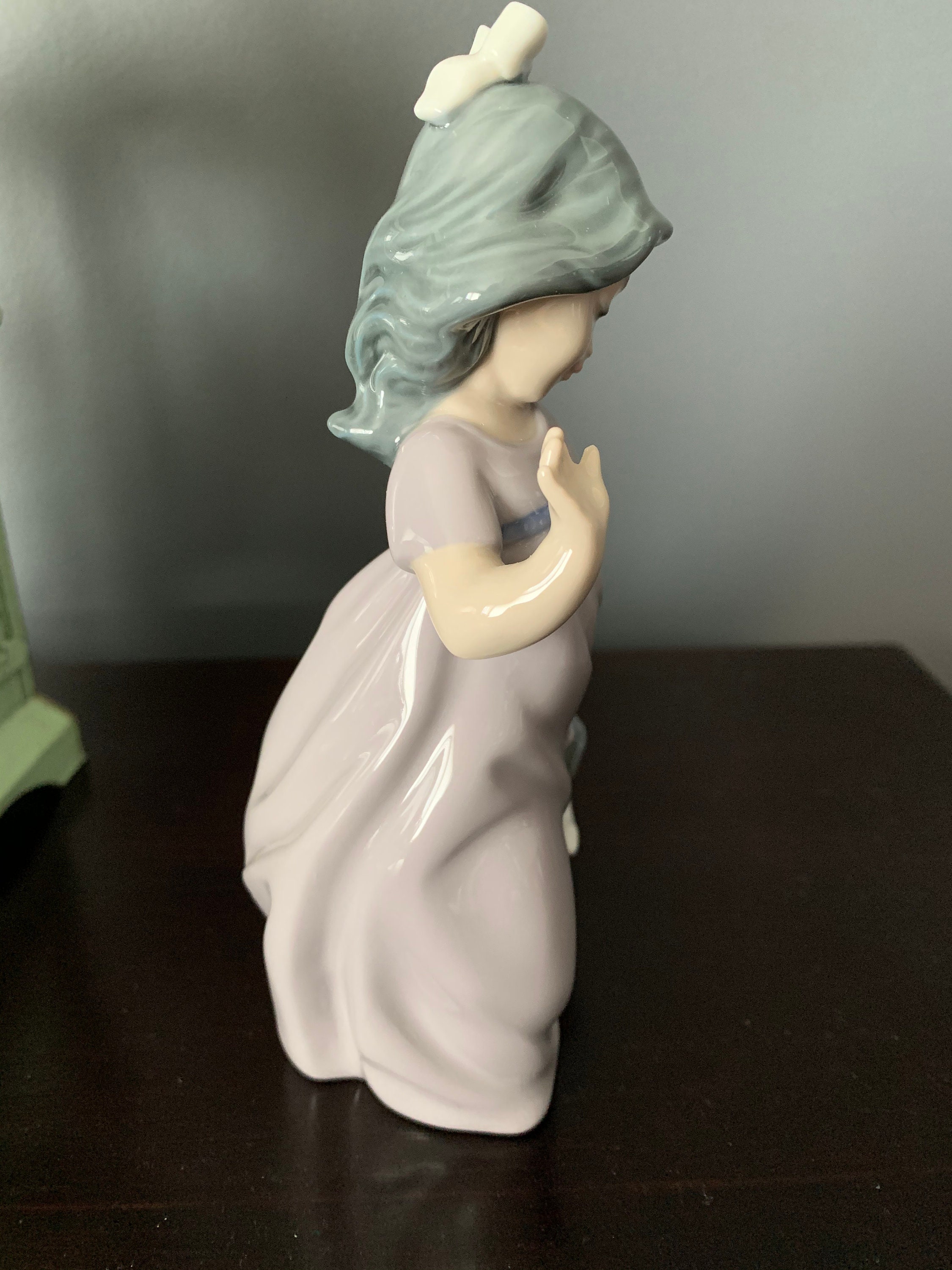 ナオ・リヤドロ磁器の置物、子犬を抱いた少女、1987年廃盤 - Etsy 日本