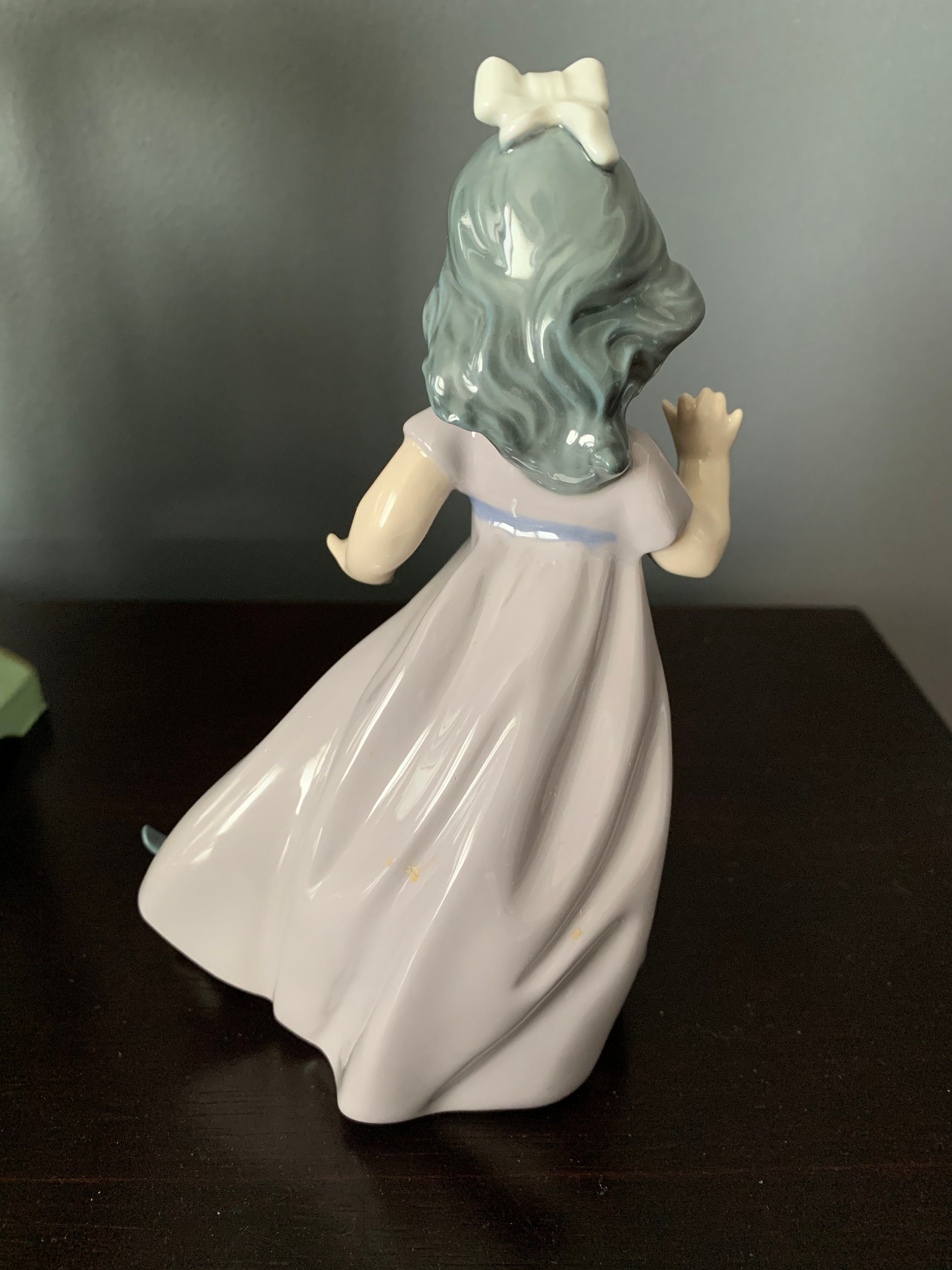 ナオ・リヤドロ磁器の置物、子犬を抱いた少女、1987年廃盤 - Etsy 日本