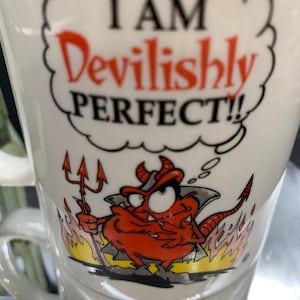 Taza "Diabólicamente Aceptable" - Divertida taza de café novedosa