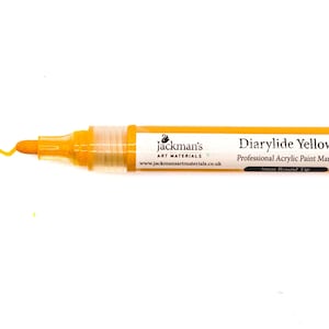 Op de afbeelding: Een gele acrylverfmarker met een fijne diamantpunt. De marker is gelabeld met "Diarylide Yellow Professional Acrylic Paint Marker" en "Jackman's Art Materials".