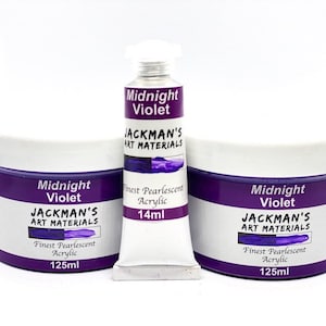 Könnte beinhalten: Zwei weiße Behälter und eine Tube Midnight Violet Acrylfarbe. Die Behälter und die Tube haben einen weißen Hintergrund mit einem lila Band und dem Text "Midnight Violet", "JACKMAN'S ART MATERIALS" und "Finest Pearlescent Acrylic". Die Tube enthält 14 ml Farbe, und die Behälter enthalten 125 ml.