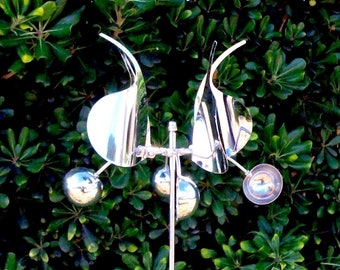 Kinetic Metal Iris Wind Spinner: Rustproof Garden Sculpture