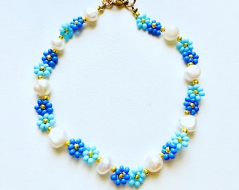 Bracciale con margherite e perline fatte a mano: Bracciale con perle estive blu