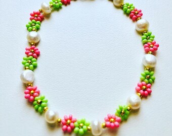 Bracciale con margherite e perline fatte a mano: gioielli estivi con perle
