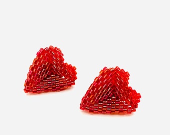 Orecchini a bottone a forma di cuore rosso fatti a mano: perline Miyuki con perline