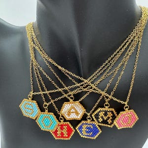 Colar de letras personalizado, colar feito à mão com contas de sementes, letras personalizadas, colar multicolorido com contas de sementes