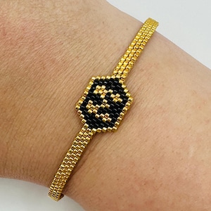 Pulseira de letras personalizadas, contas de sementes feitas à mão, letras personalizadas, pulseira de contas de sementes, letras brancas e pretas