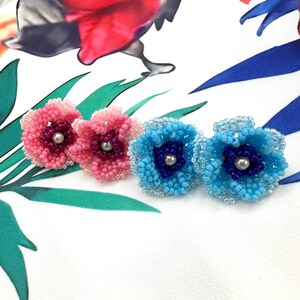 Brincos de flores artesanais, brincos de pino de flor rosa azul com contas feitas à mão, brincos de flores marcantes, brincos de flores para mulheres