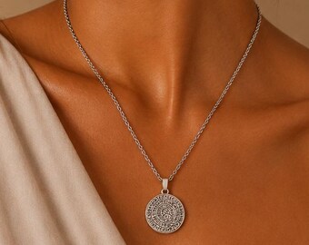 Collier disque Phaistos : médaillon de la mythologie grecque en plaqué argent