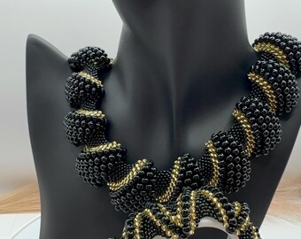 ハンドメイド ブラック ビーズ フリンジ ネックレスとイヤリング セット ブラックチェリーニ スパイラルビーズジュエリーセット – ゴールドの