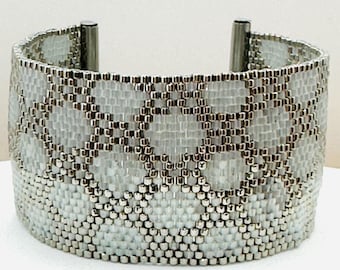 Pulsera tipo brazalete con cuentas hechas a mano: Pulsera de cuentas de semillas Miyuki plateadas, acero inoxidable.