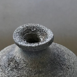 Japanische Vintage Keramik Vase in rustikalen schwarzen Ton, Holzkiste kommt mit dem Objekt. Handgefertigt und einzigartig