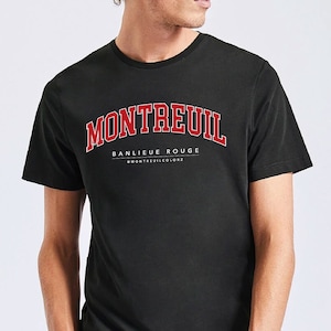 Peut inclure: T-shirt noir avec un imprimé rouge "MONTREUIL BANLIEUE ROUGE" sur le devant.